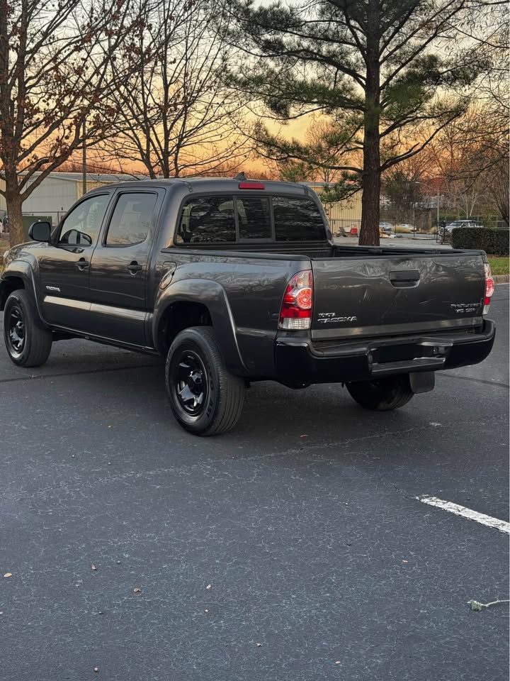 2012 Toyota Tacoma PreRunner V6 Crew Cab photo 4