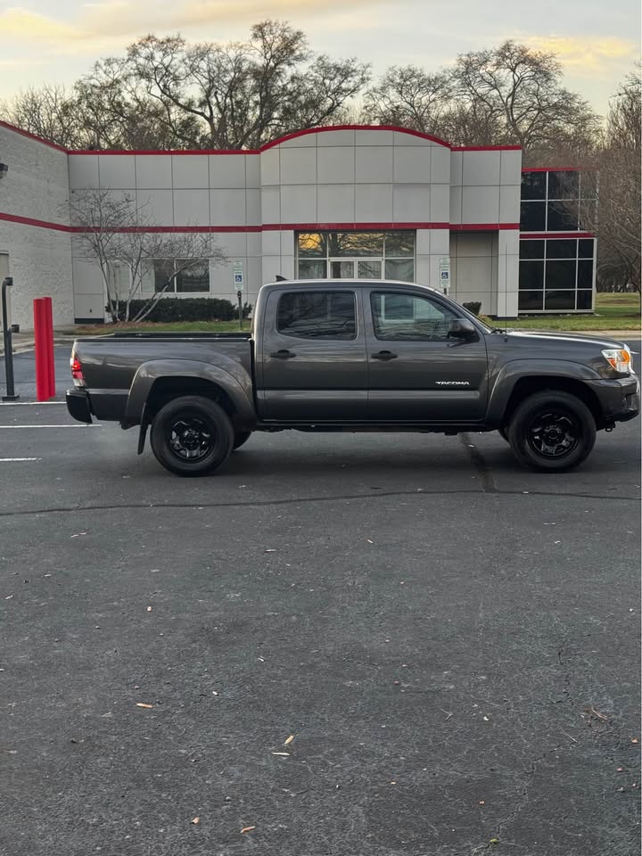2012 Toyota Tacoma PreRunner V6 Crew Cab photo 7