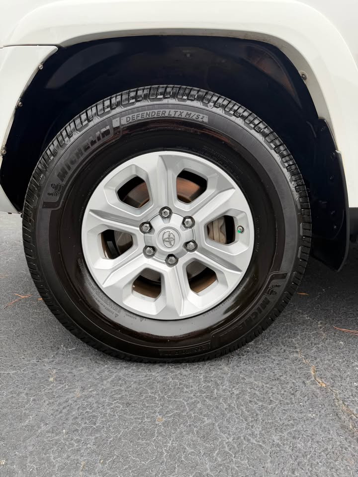 2016 Toyota 4Runner SR5 Premium photo 17