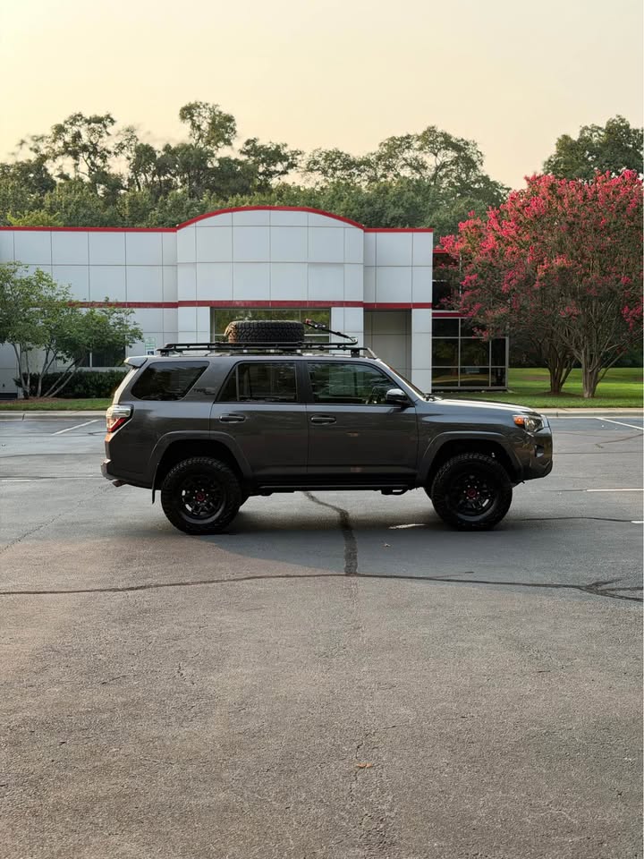 2017 Toyota 4Runner SR5 4x4 photo 8