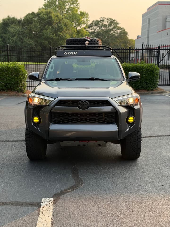 2017 Toyota 4Runner SR5 4x4 photo 2