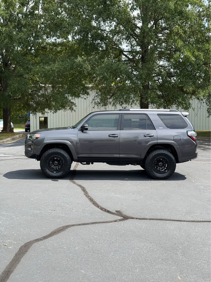 2020 Toyota 4Runner SR5 Premium photo 4