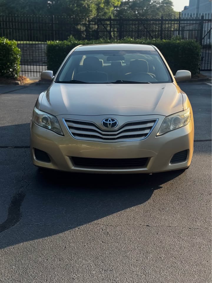 2011 Toyota Camry LE Sedan 4D photo 2