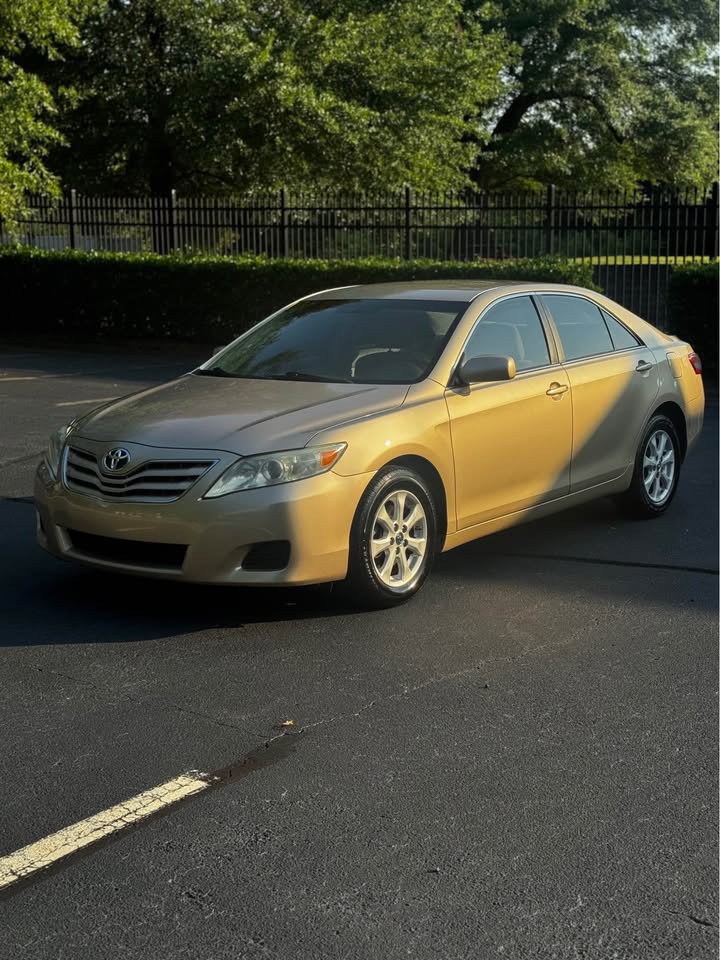 2011 Toyota Camry LE Sedan 4D photo 3