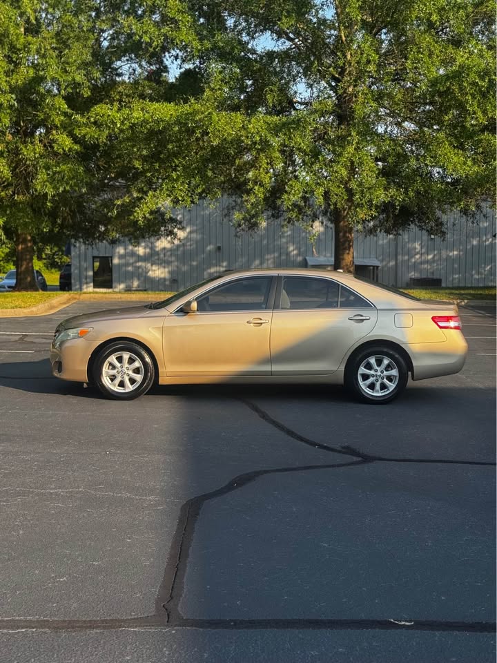2011 Toyota Camry LE Sedan 4D photo 4
