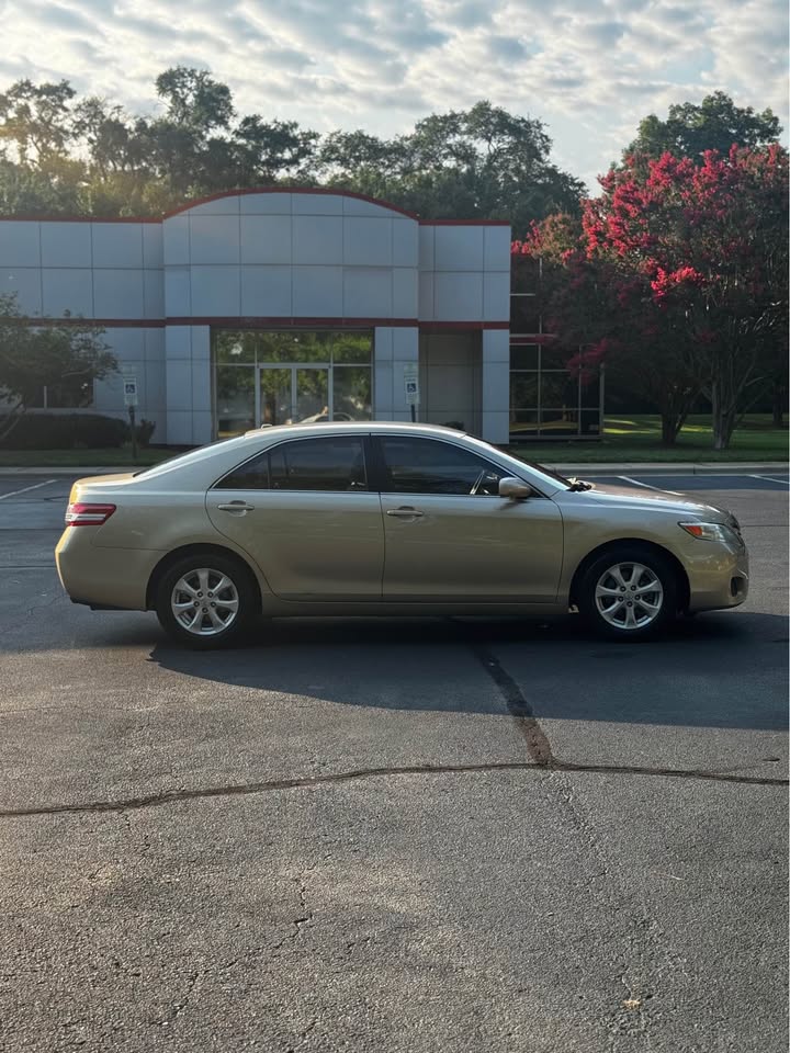 2011 Toyota Camry LE Sedan 4D photo 8