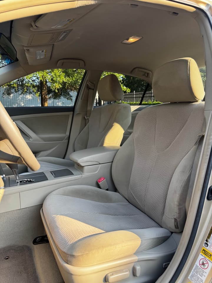 2011 Toyota Camry LE Sedan 4D photo 11