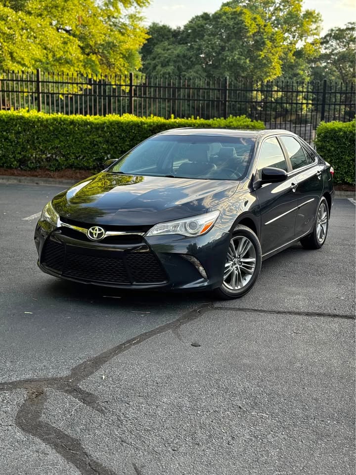 2015 Toyota Camry SE Sedan 4D photo 2