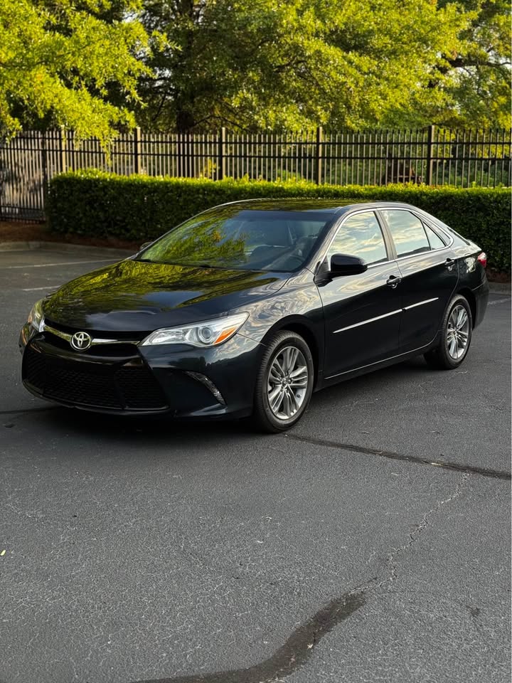 2015 Toyota Camry SE Sedan 4D photo 4