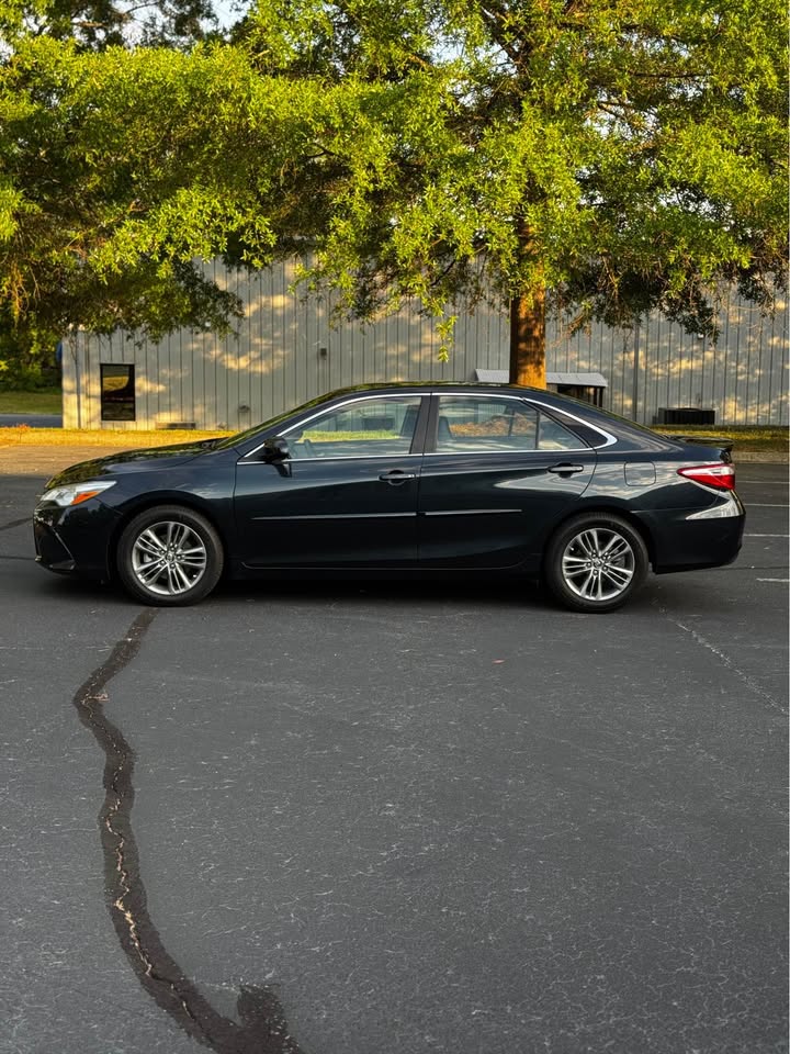 2015 Toyota Camry SE Sedan 4D photo 5