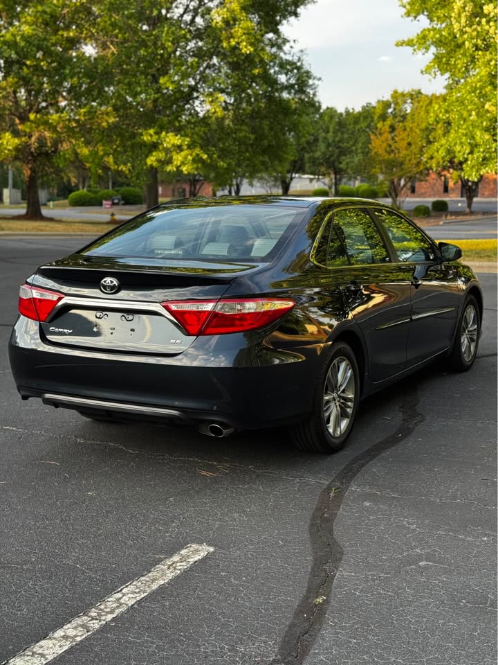 2015 Toyota Camry SE Sedan 4D photo 7