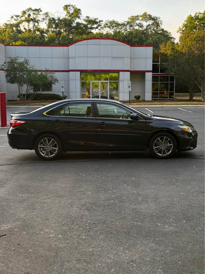 2015 Toyota Camry SE Sedan 4D photo 8