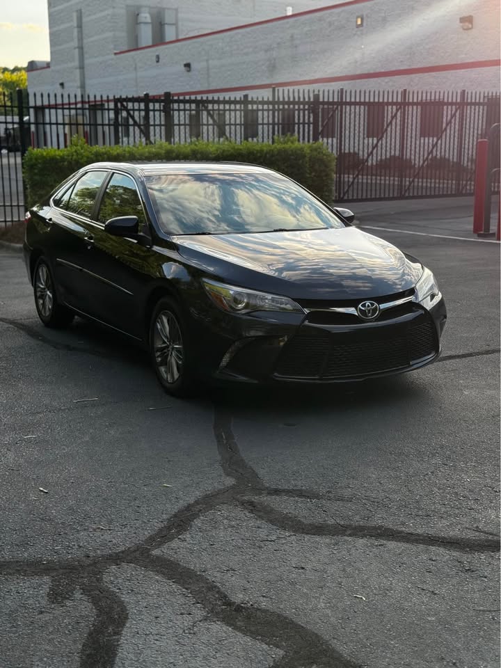 2015 Toyota Camry SE Sedan 4D photo 9