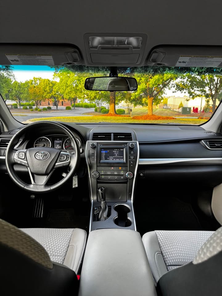 2015 Toyota Camry SE Sedan 4D photo 11