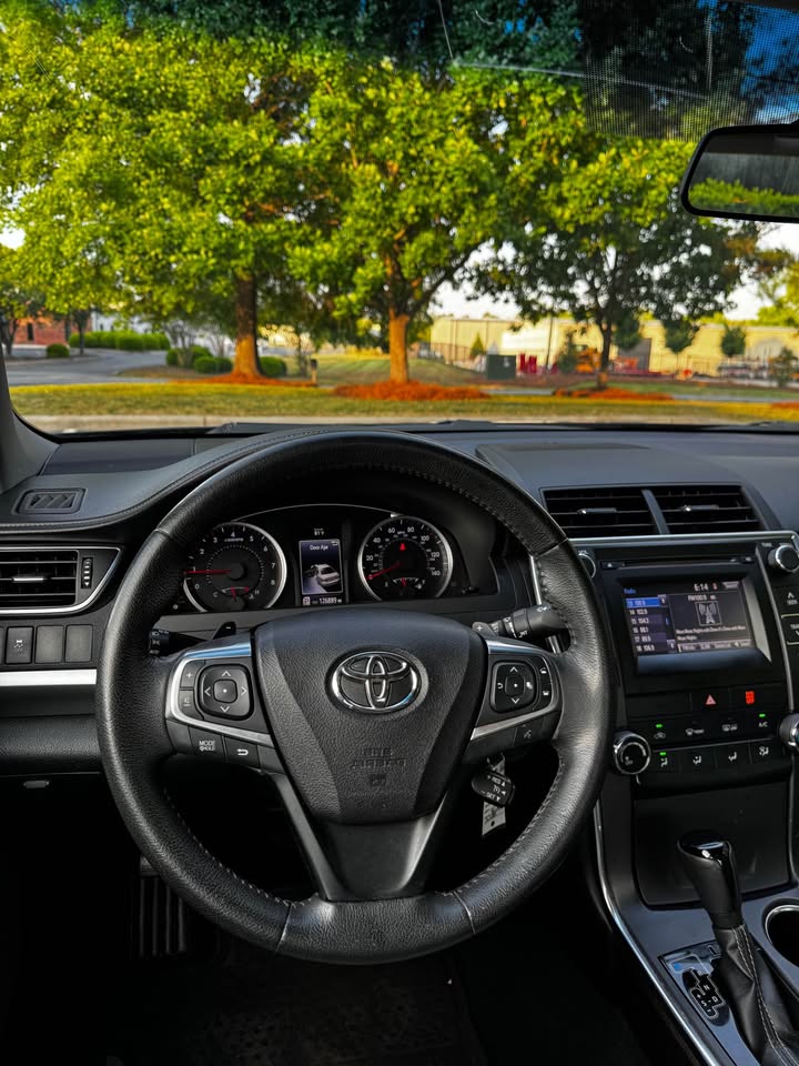 2015 Toyota Camry SE Sedan 4D photo 12