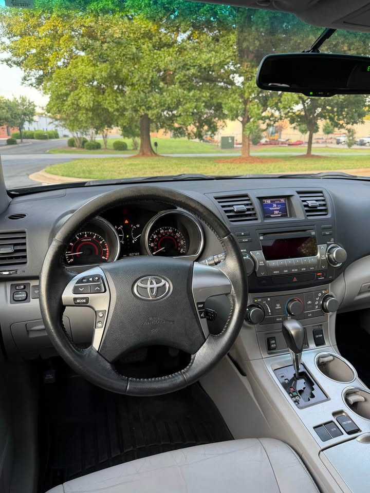 2012 Toyota Highlander SE FWD photo 13