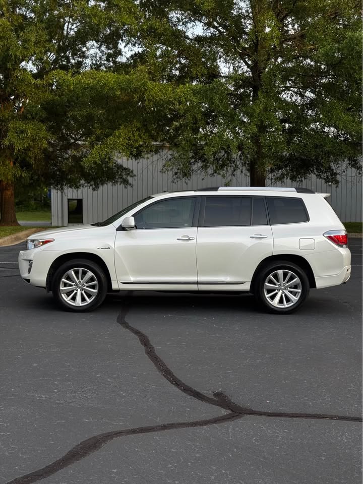 2012 Toyota Highlander Hybrid Limited Sport Utility 4D photo 4
