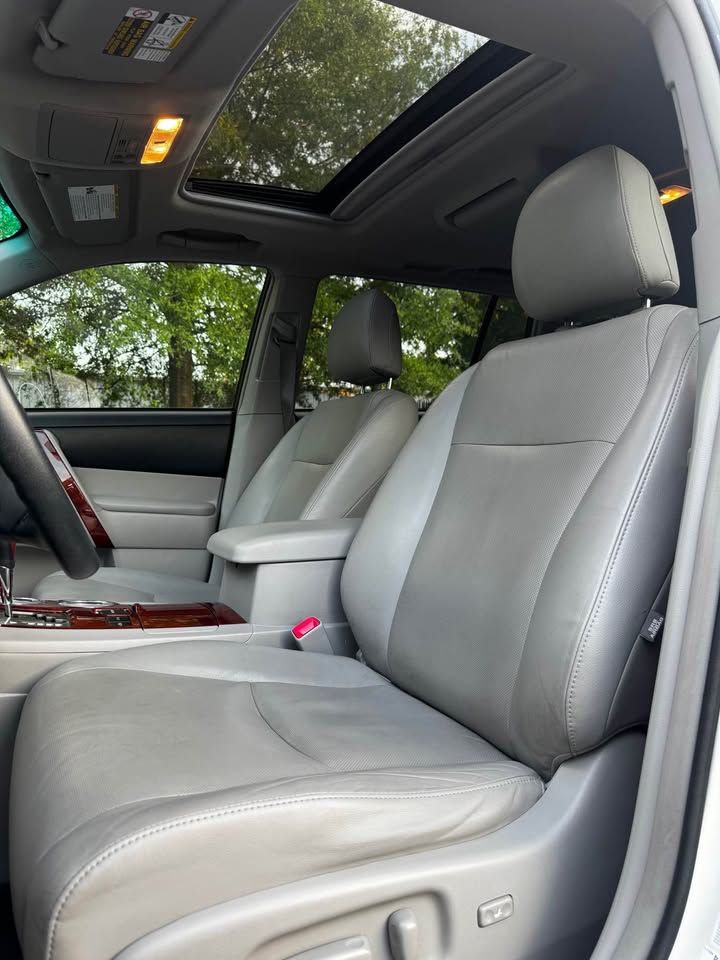 2012 Toyota Highlander Hybrid Limited Sport Utility 4D photo 10
