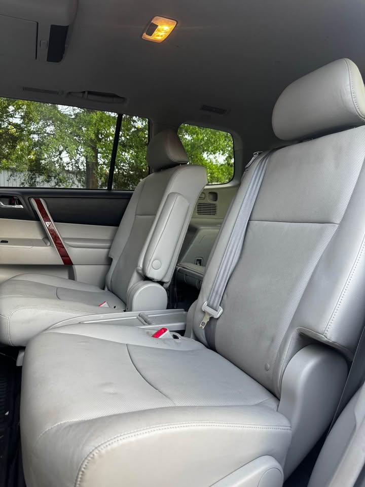 2012 Toyota Highlander Hybrid Limited Sport Utility 4D photo 11