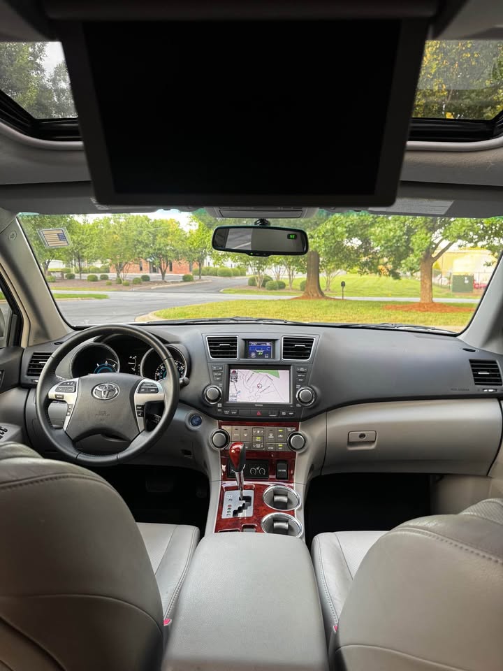 2012 Toyota Highlander Hybrid Limited Sport Utility 4D photo 13