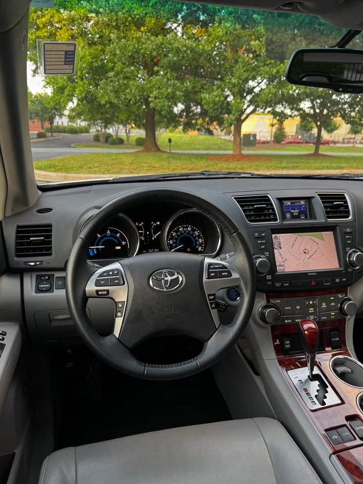 2012 Toyota Highlander Hybrid Limited Sport Utility 4D photo 14
