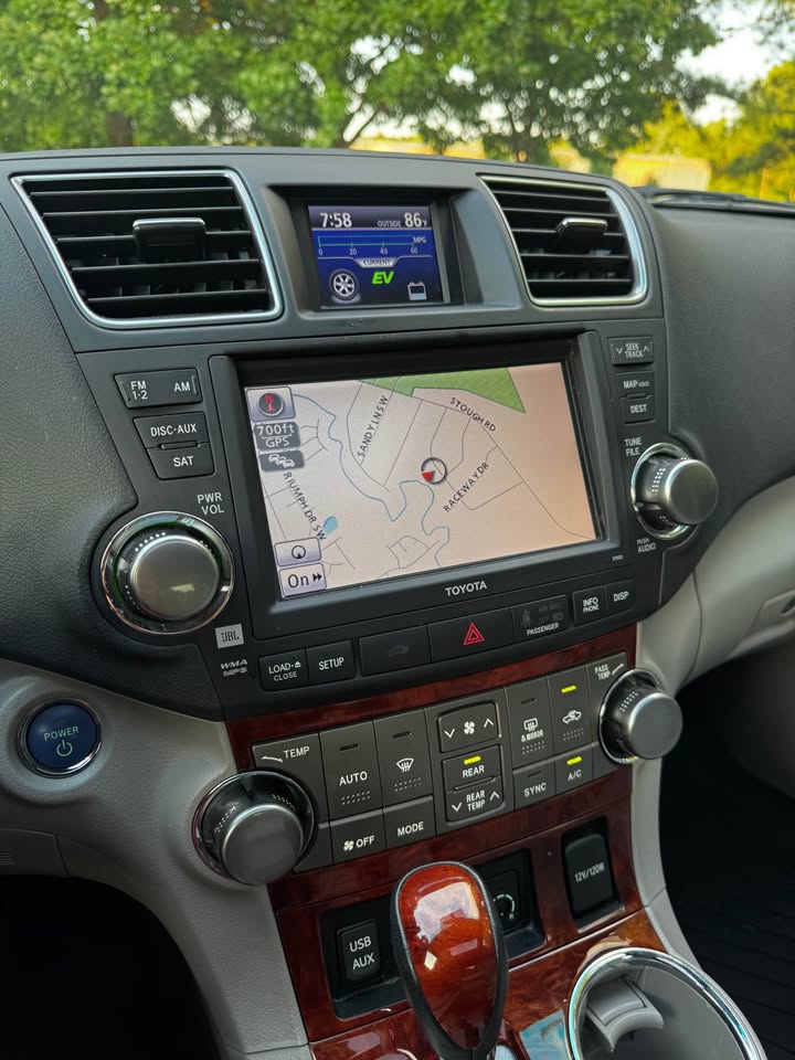2012 Toyota Highlander Hybrid Limited Sport Utility 4D photo 16