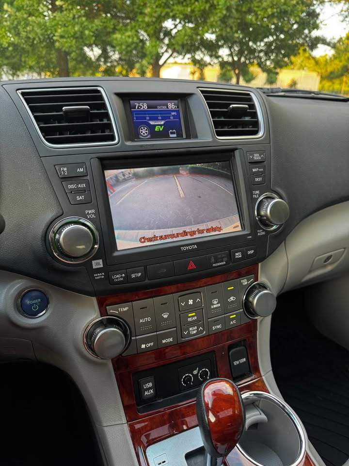 2012 Toyota Highlander Hybrid Limited Sport Utility 4D photo 17