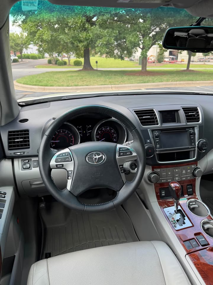 2013 Toyota Highlander Limited FWD photo 11