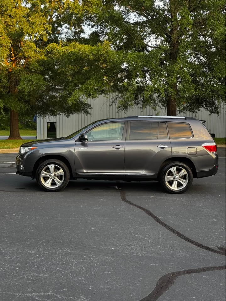 2013 Toyota Highlander Limited Sport Utility 4D photo 4