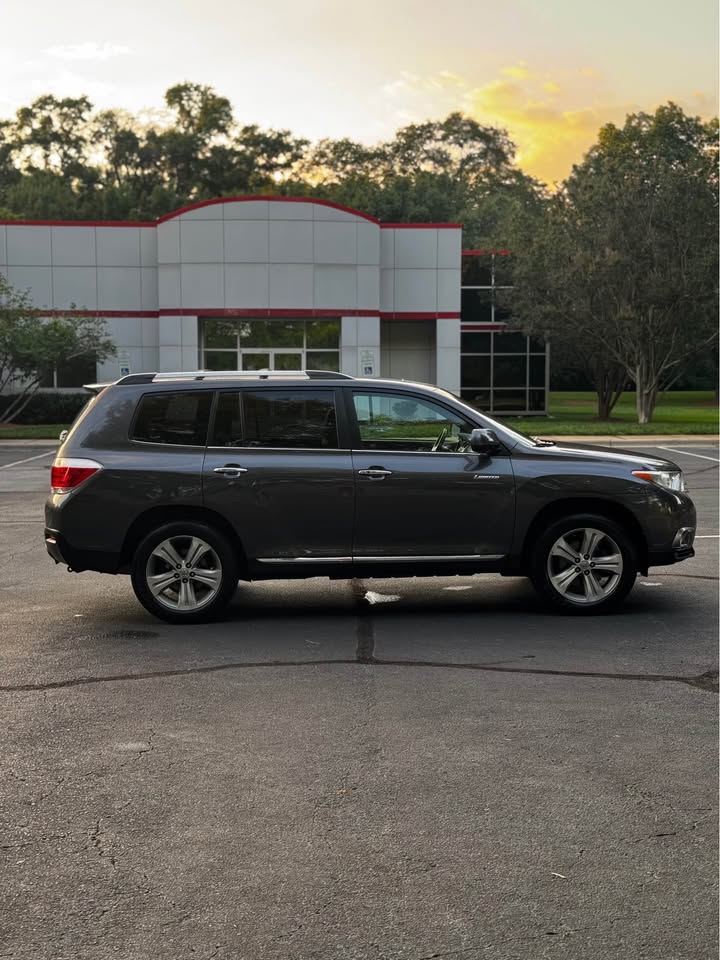 2013 Toyota Highlander Limited Sport Utility 4D photo 8