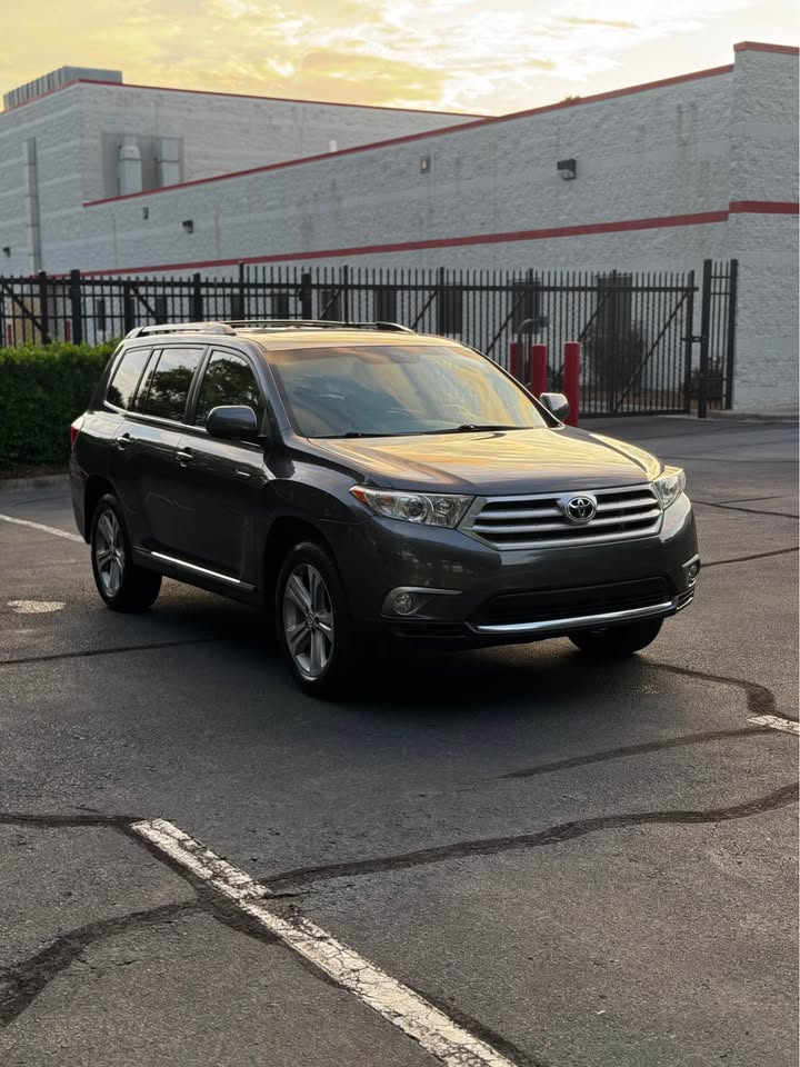 2013 Toyota Highlander Limited Sport Utility 4D photo 9