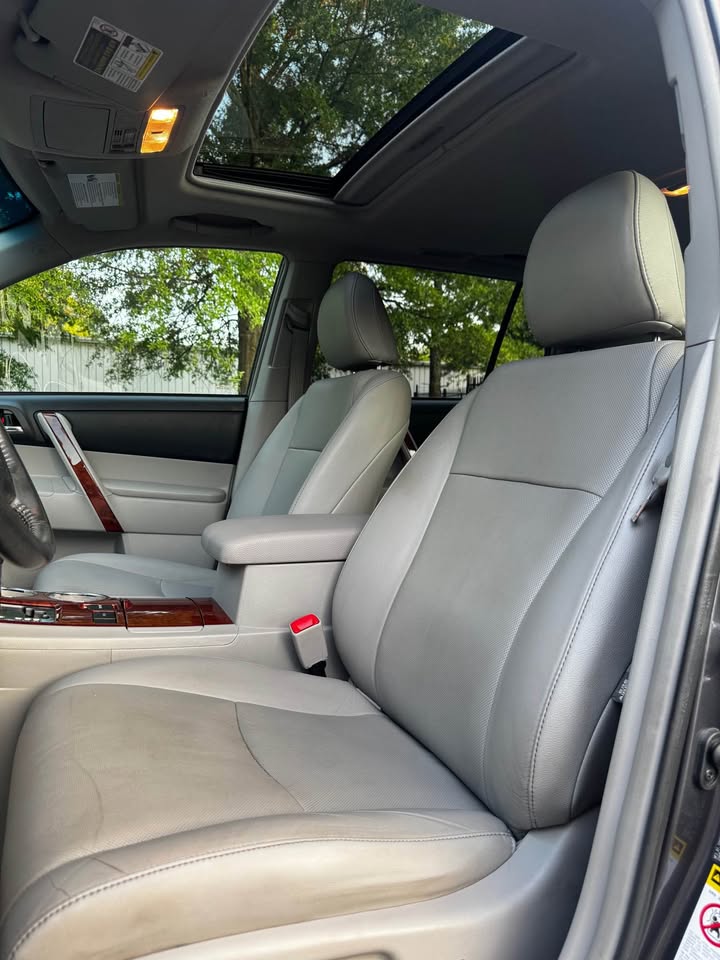 2013 Toyota Highlander Limited Sport Utility 4D photo 10