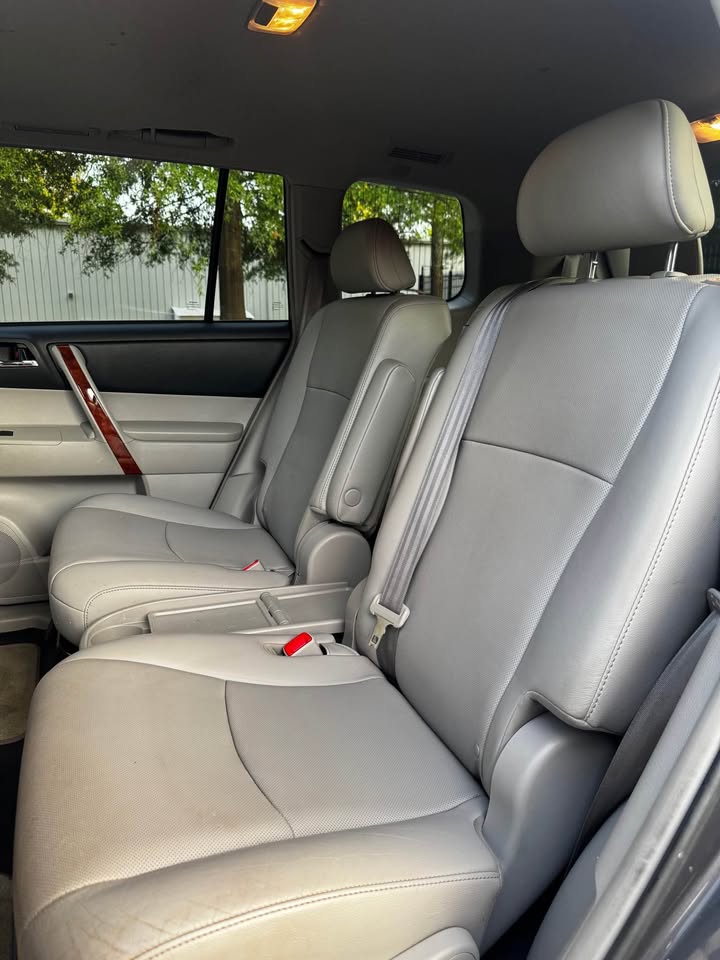 2013 Toyota Highlander Limited Sport Utility 4D photo 11