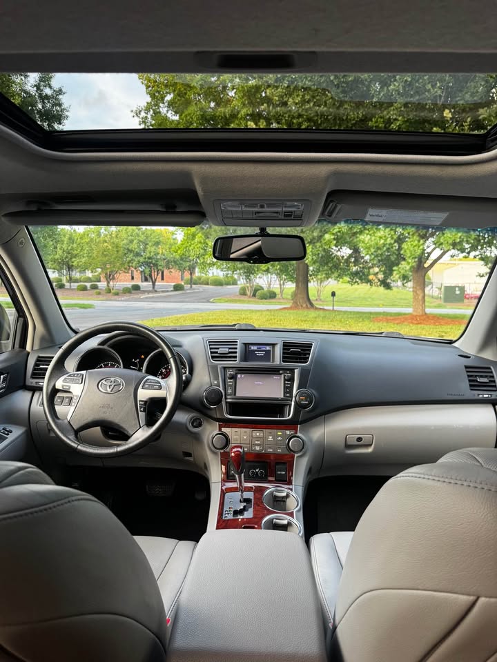 2013 Toyota Highlander Limited Sport Utility 4D photo 13