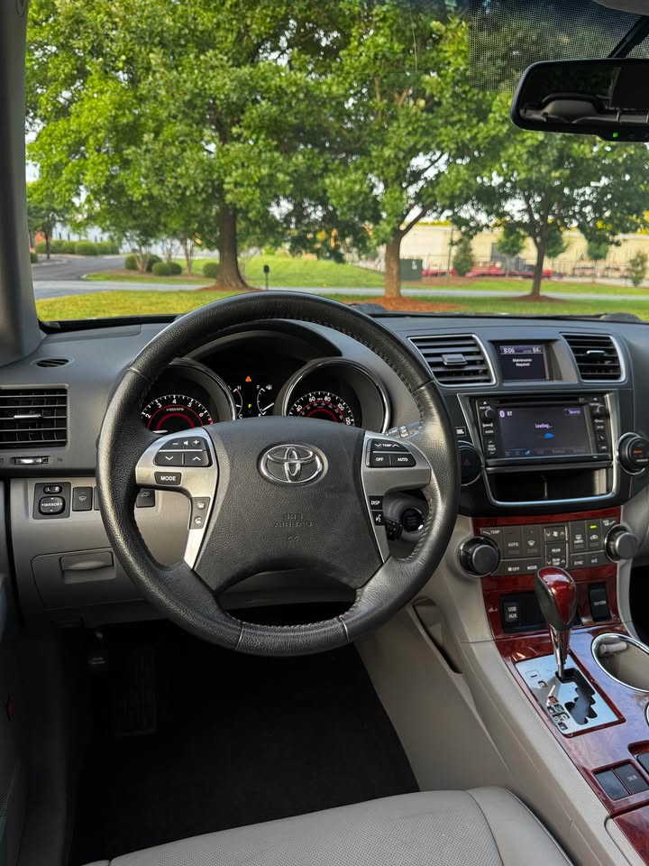 2013 Toyota Highlander Limited Sport Utility 4D photo 14