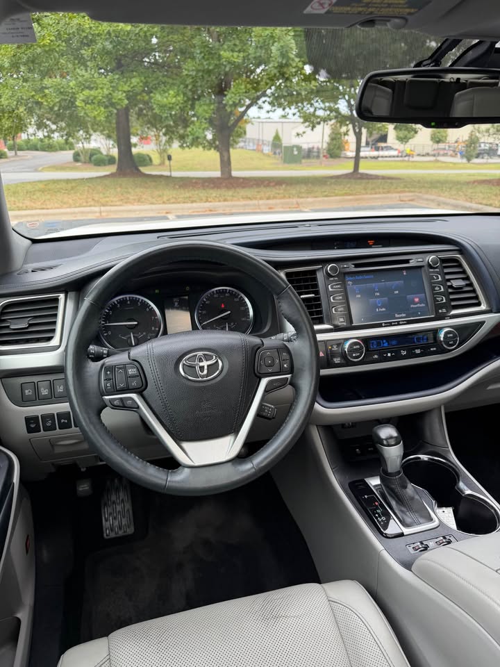 2016 Toyota Highlander Limited Platinum FWD photo 11