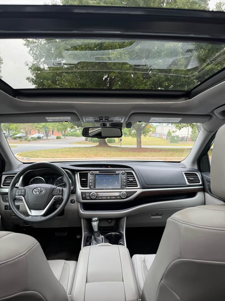 2016 Toyota Highlander Limited Platinum FWD photo 14