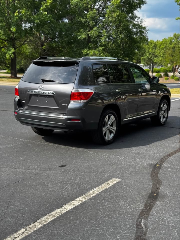 2012 Toyota Highlander Limited Sport Utility 4D photo 7