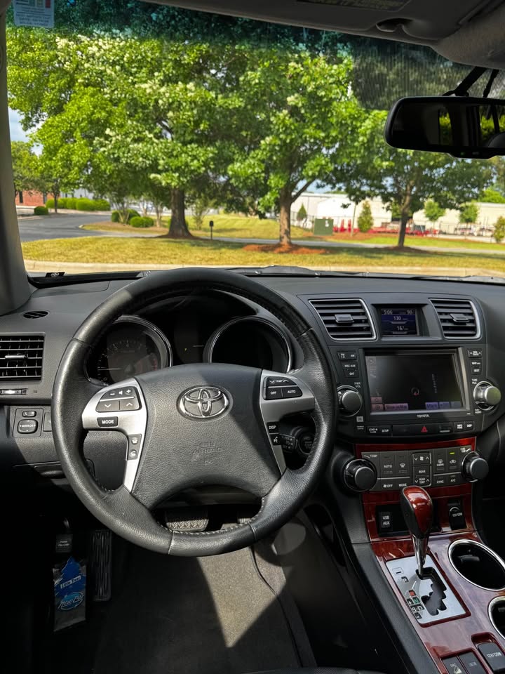 2012 Toyota Highlander Limited Sport Utility 4D photo 13