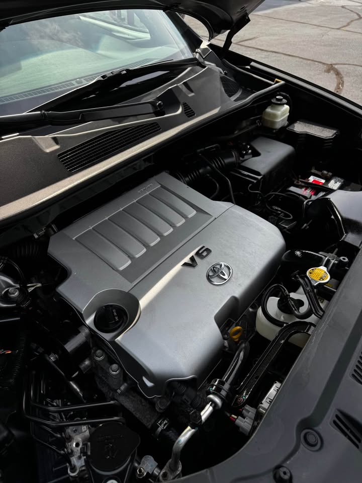2012 Toyota Highlander Limited Sport Utility 4D photo 17