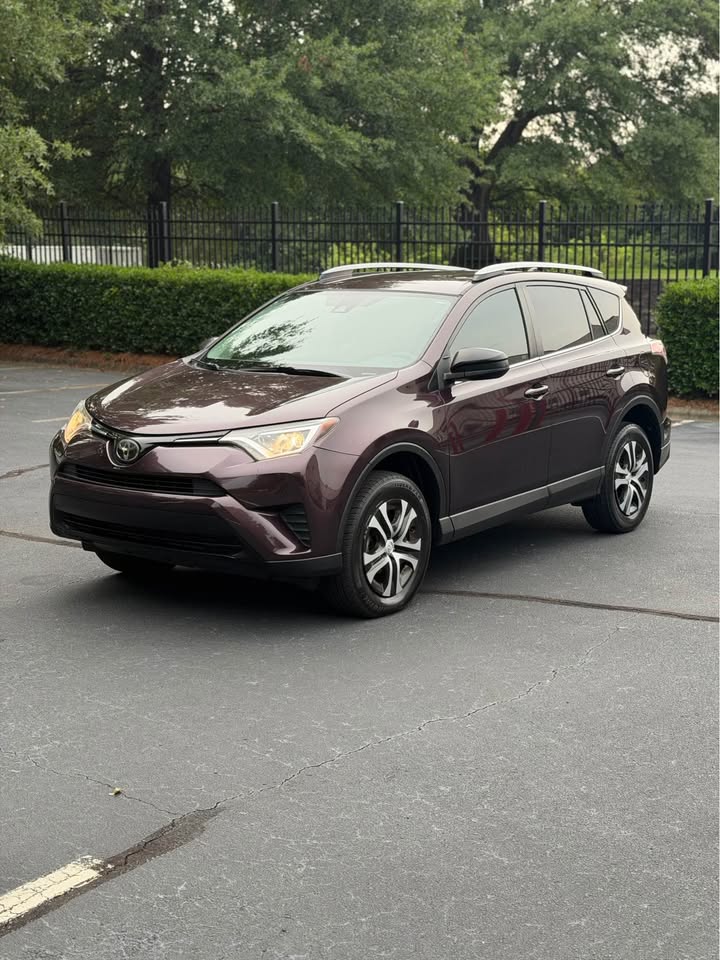 2018 Toyota RAV4 LE photo 3