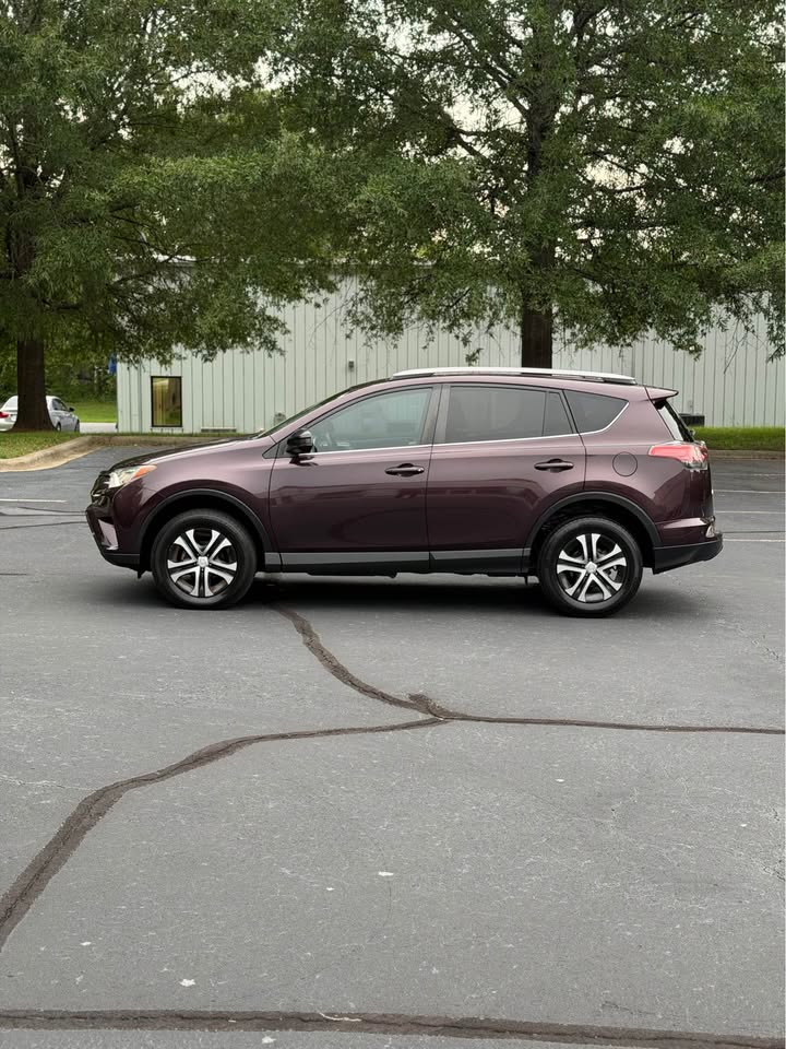 2018 Toyota RAV4 LE photo 4