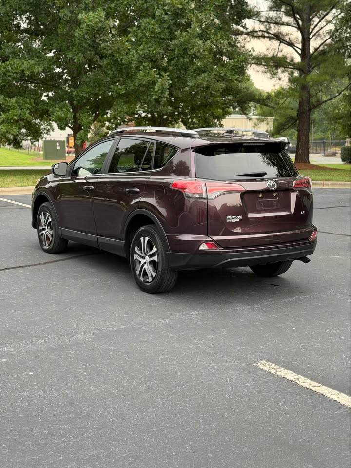2018 Toyota RAV4 LE photo 5