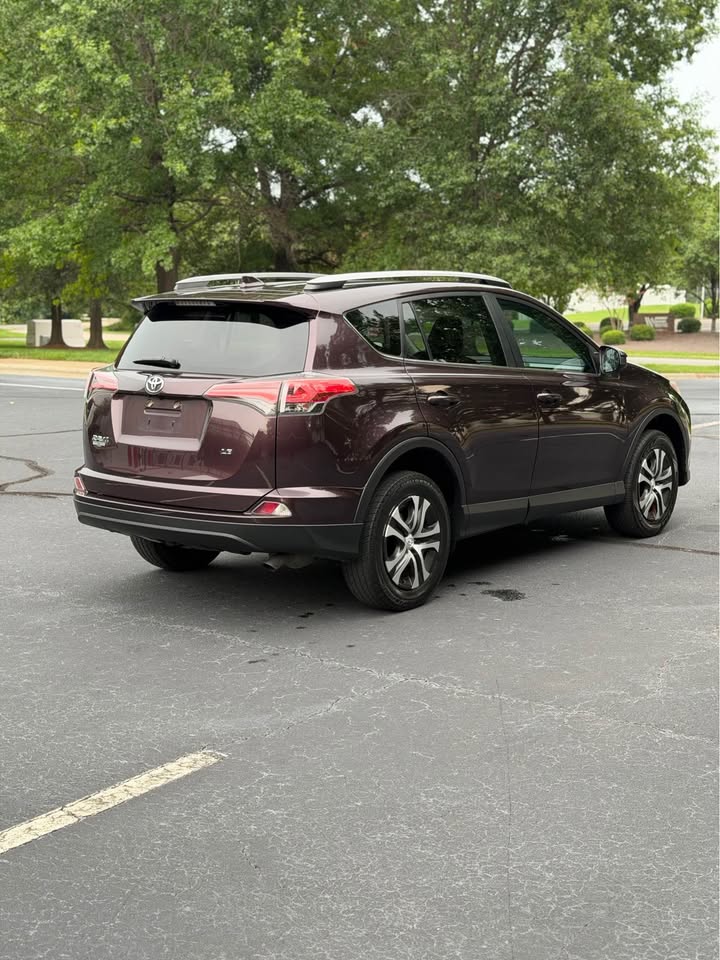 2018 Toyota RAV4 LE photo 7
