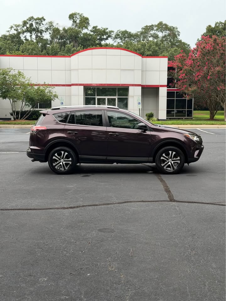 2018 Toyota RAV4 LE photo 8