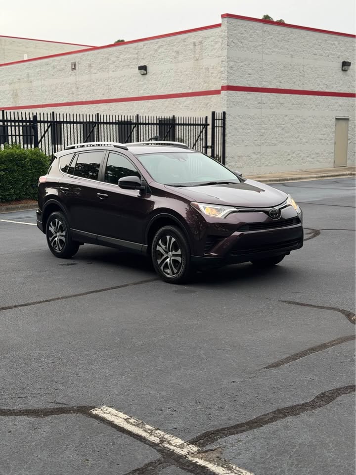 2018 Toyota RAV4 LE photo 9