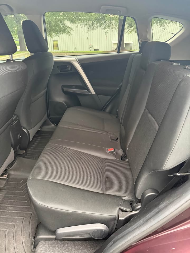 2018 Toyota RAV4 LE photo 11