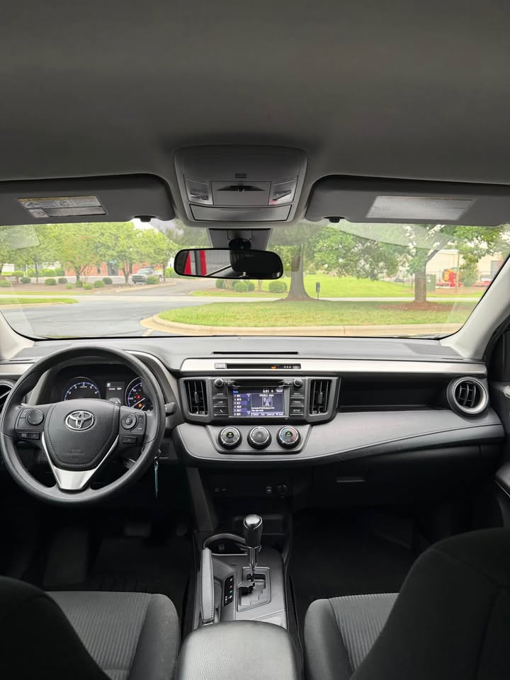 2018 Toyota RAV4 LE photo 12