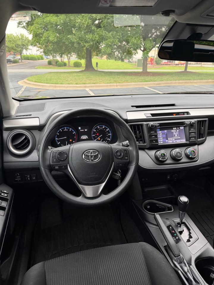 2018 Toyota RAV4 LE photo 13