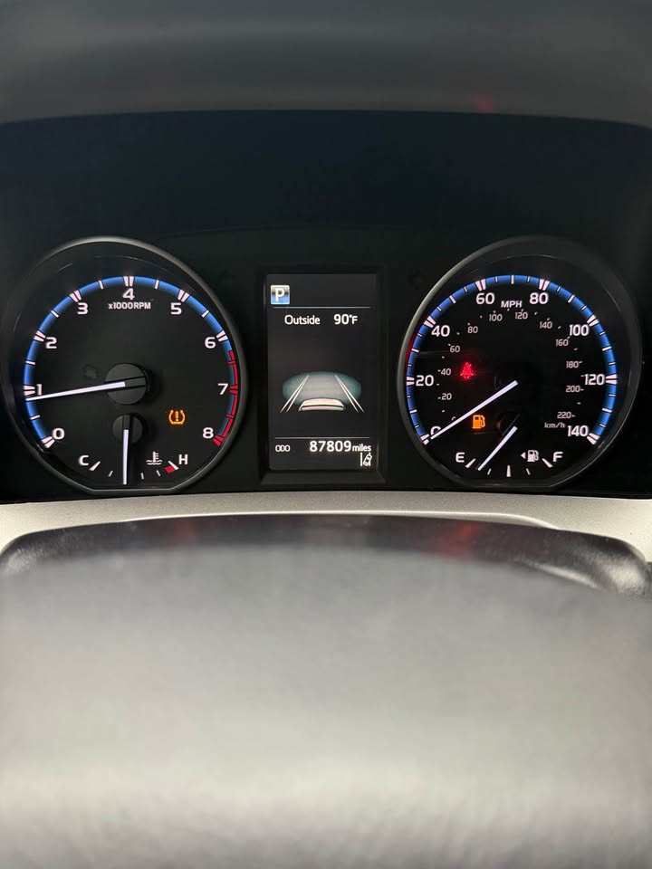 2018 Toyota RAV4 LE photo 14
